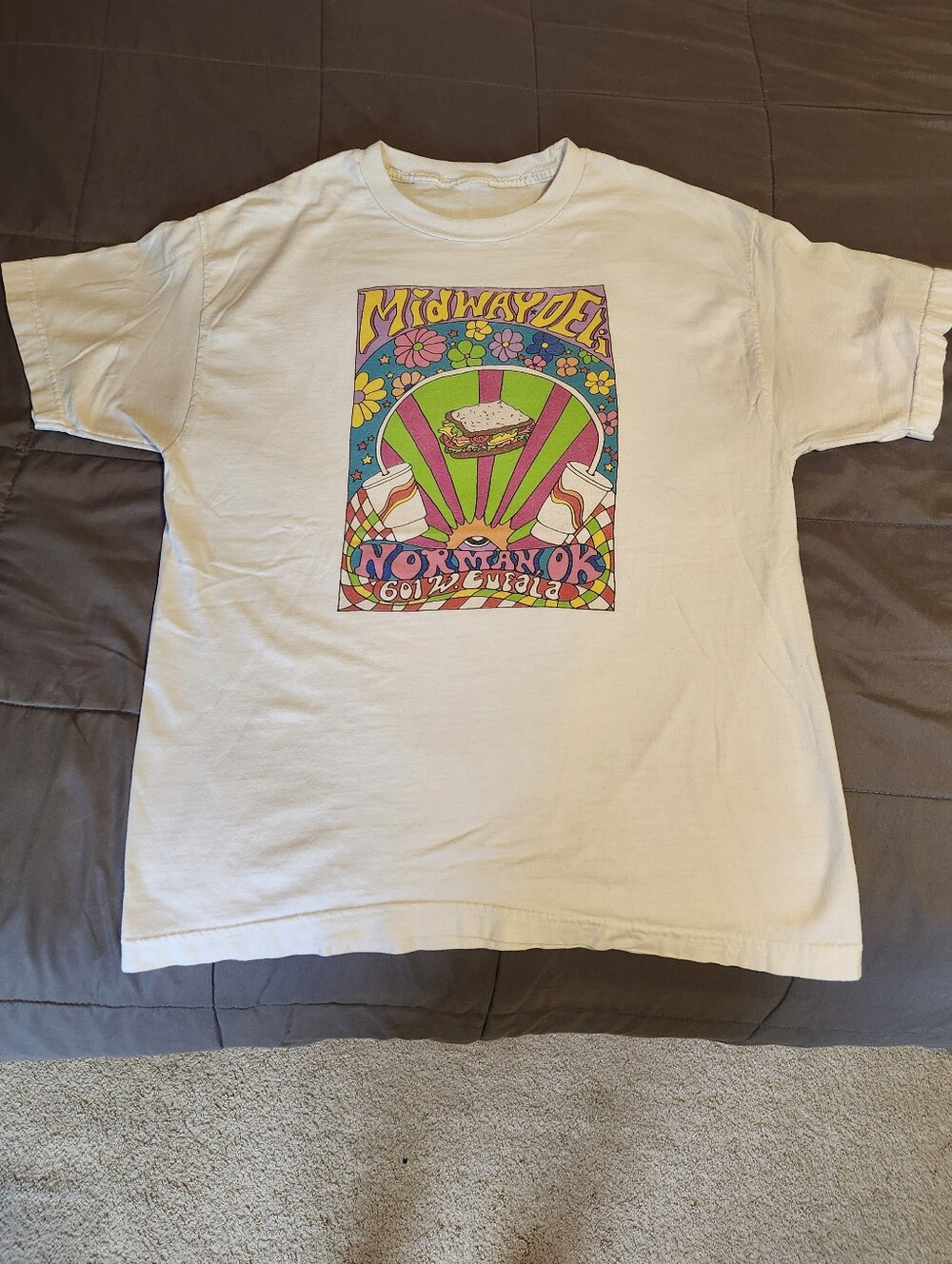 Vintage Style Graphic Tee Short-Sleeved Size Large